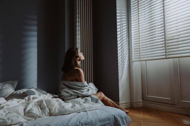 Canicule : comment garder sa chambre fraîche et dormir malgré la nuit tropicale